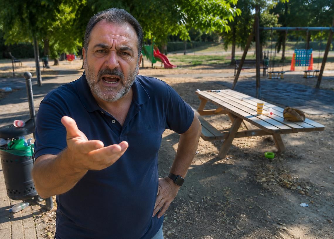 Parco Via Suor Vincenza nel mirino a Caselle torinese: rifiuti ovunque e giochi sparsi, esplode la rabbia di un cittadino