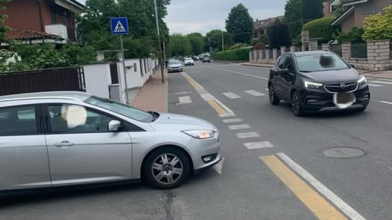 La furbizia nel parcheggiare direttamente sulla pista ciclabile