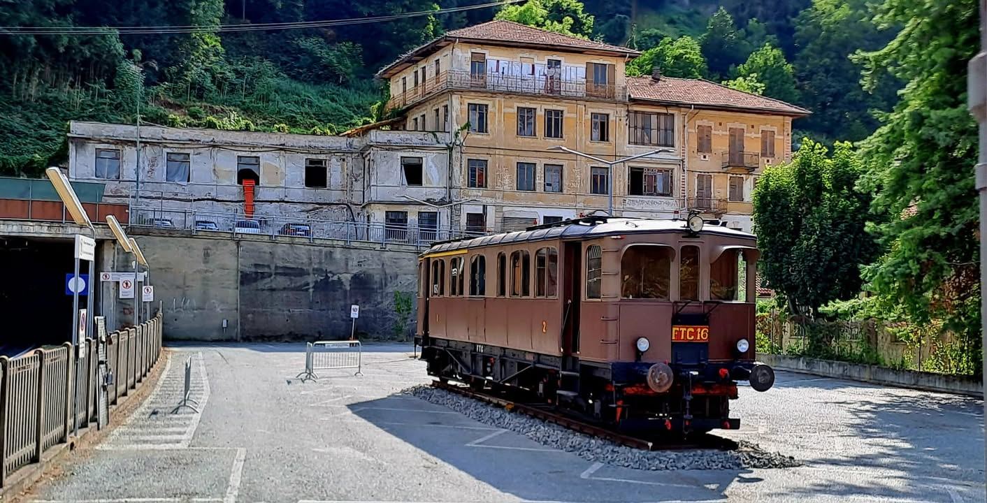 L'AUTOMOTRICE STORICA FTC 16 È FINALMENTE ARRIVATA ALLA STAZIONE DI LANZO 🚂…