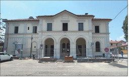 La ex stazione ferroviaria è tornata a essere gialla