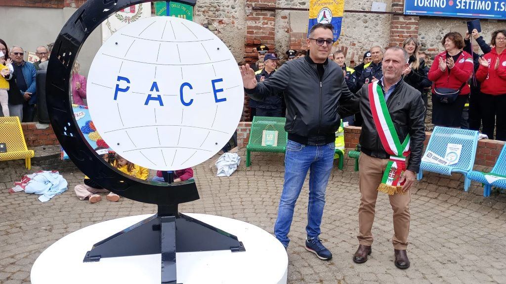 Un girotondo di cuori e colori: Caselle celebra la Pace con il monumento di Antonino Bocchetta …