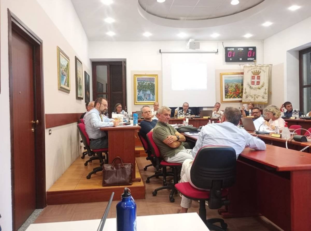 Il silenzio che urla: dopo l’intervento-scossa di Esposito la politica locale, ancora una volta…