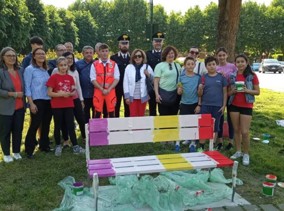 Una panchina arcobaleno contro l’omofobia: il coraggio dei giovani, il potere dei colori e un m…
