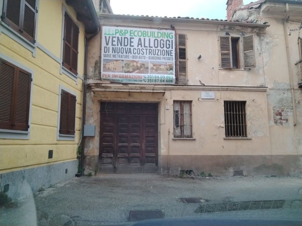 Dove una volta c'era (in realtà in parte c'è ancora) il rudere, spunta un condominio. Ma l'ex fienile è del Comune