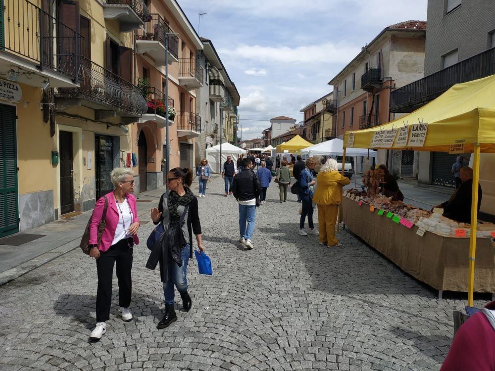 Sottotono ieri la tradizionale e storica Fiera dei rastei e dle capline. Tanti spazi vuoti e meno visitatori
