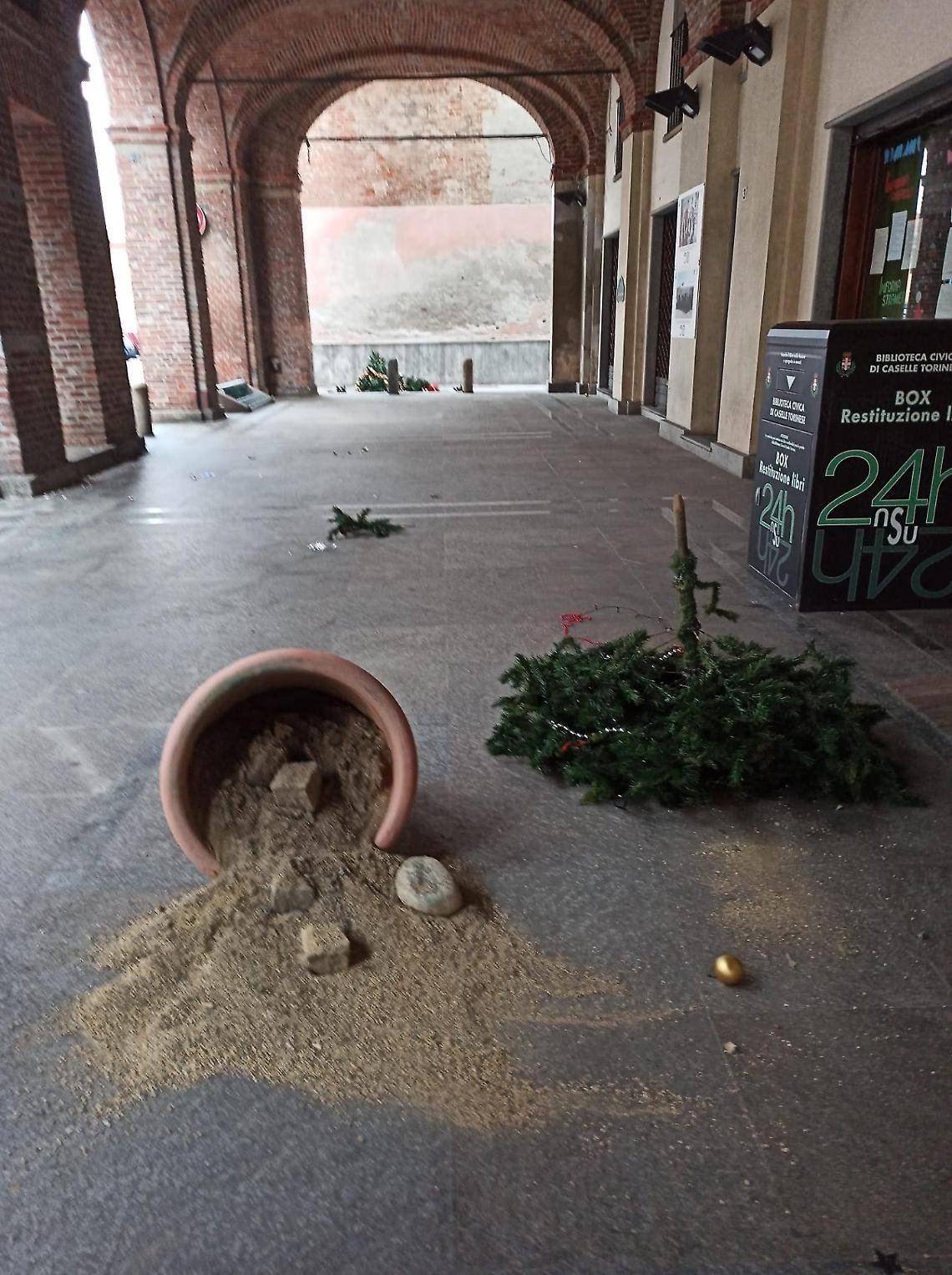 La città si scaglia contro i teppisti che hanno rotto gli alberi di Natale ma qualcuno li giust…