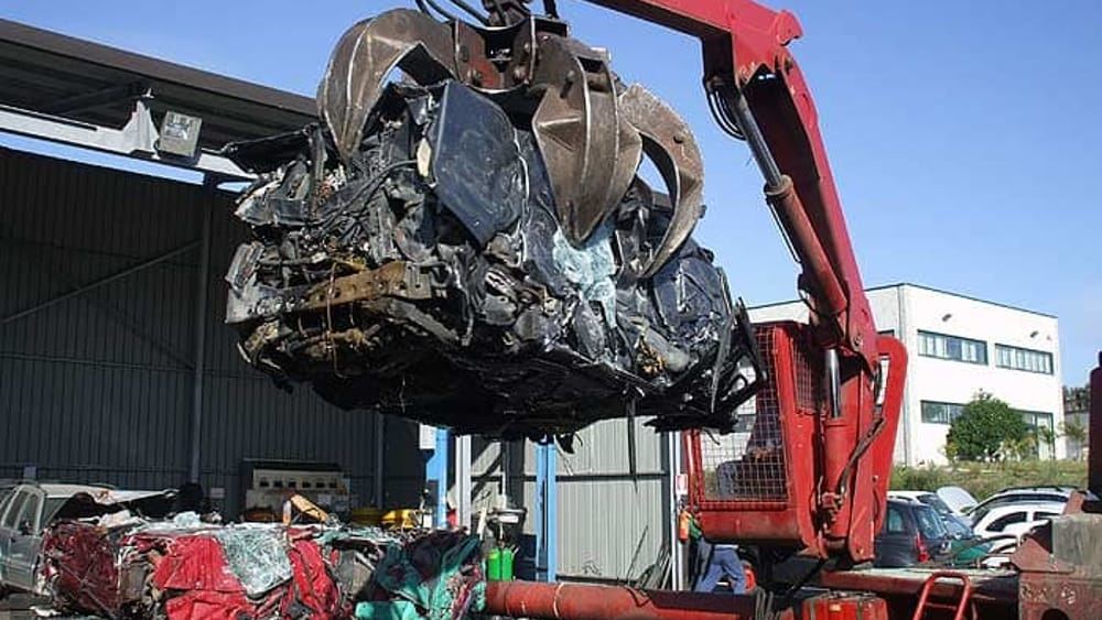 Torna dalle vacanze e trova l'auto demolita: cittadino chiede i danni al Comune di Caselle Tori…